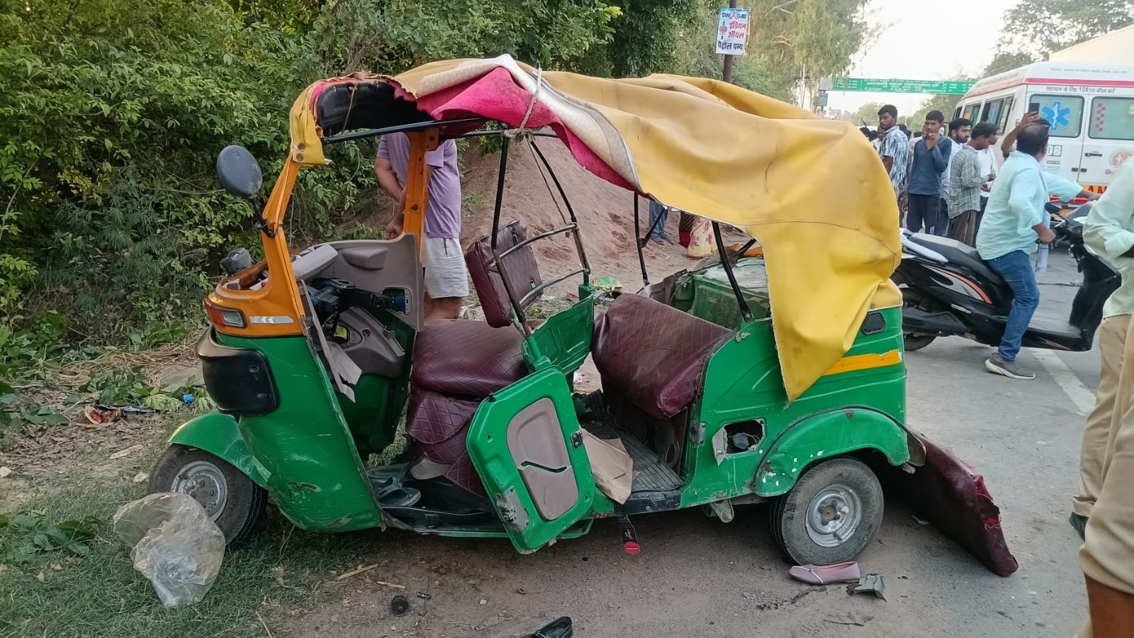फोटो31 हादसे में घायल महिला को अस्पताल में ले जाती पुलिसकर्मी। संवाद फोटो31 हादसे में घायल महिला को अस्पताल में ले जाती पुलिसकर्मी। संवाद