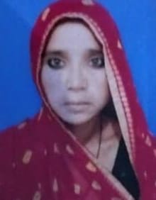 फोटो31 हादसे में घायल महिला को अस्पताल में ले जाती पुलिसकर्मी। संवाद फोटो31 हादसे में घायल महिला को अस्पताल में ले जाती पुलिसकर्मी। संवाद