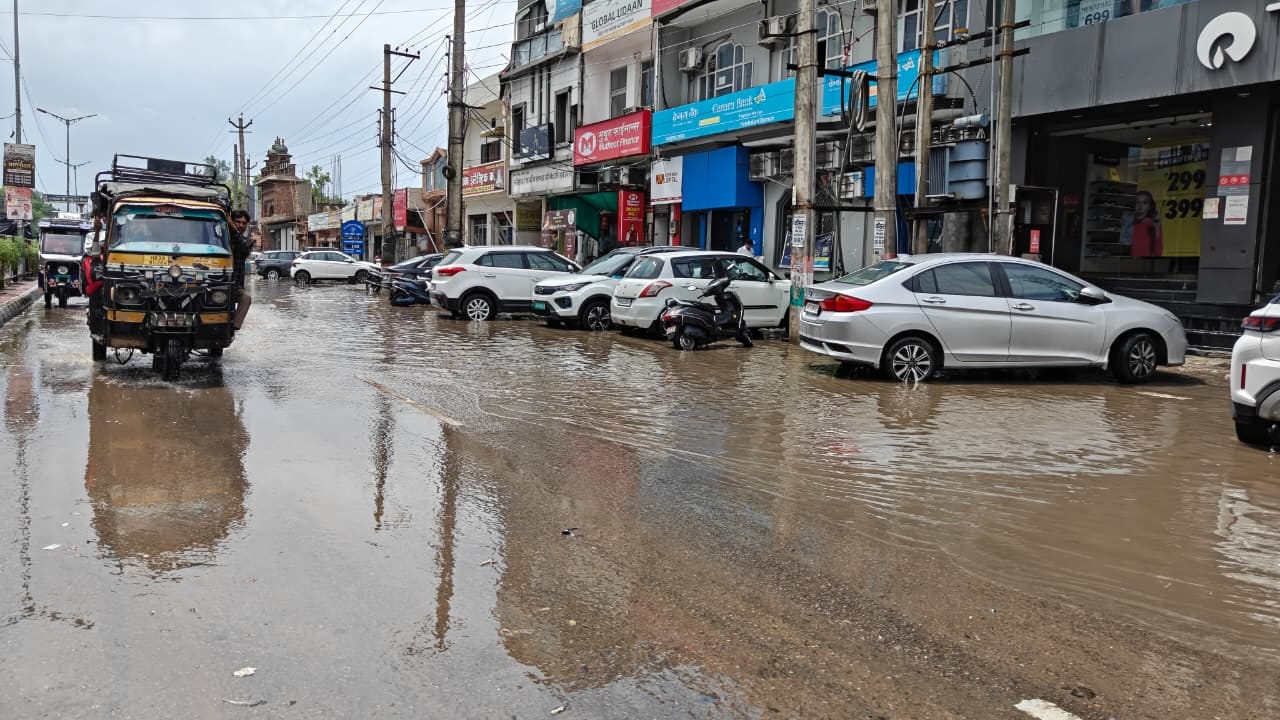 फतेहाबाद। शहर के जवाहर चौक में बारिश के बाद हुए जलभराव से गुजरते हुए। संवाद फतेहाबाद। शहर के जवाहर चौक में बारिश के बाद हुए जलभराव से गुजरते हुए। संवाद