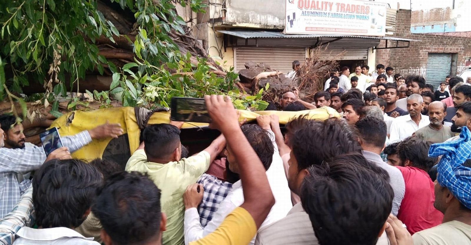गद्दी चौक पर टेंपो के ऊपर पेड़ गिरने से उसमें बैठी युवती की दबकर मौत हो गई। संवाद
