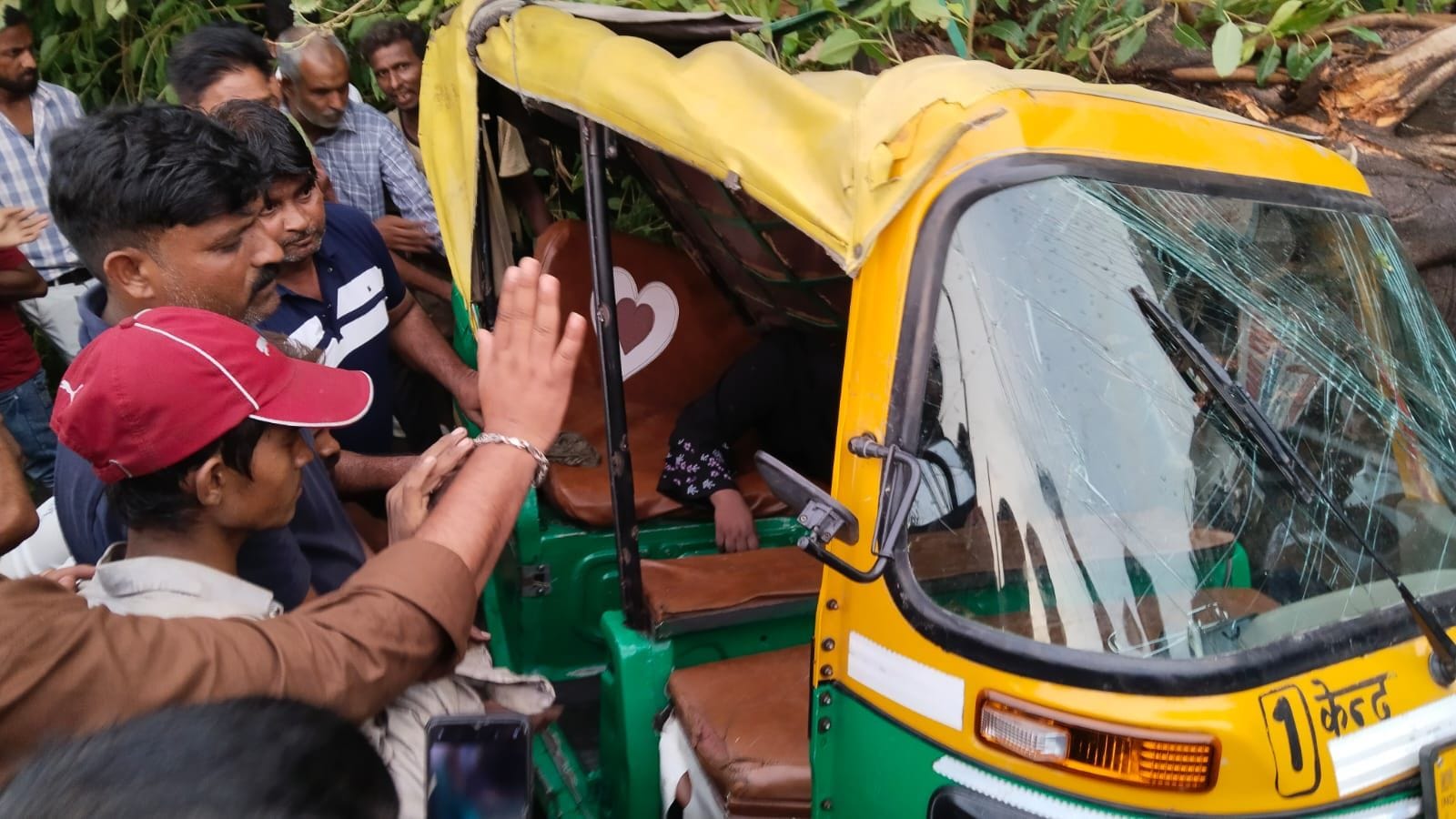 गद्दी चौक पर टेंपो के ऊपर पेड़ गिरने से उसमें बैठी युवती की दबकर मौत हो गई। संवाद