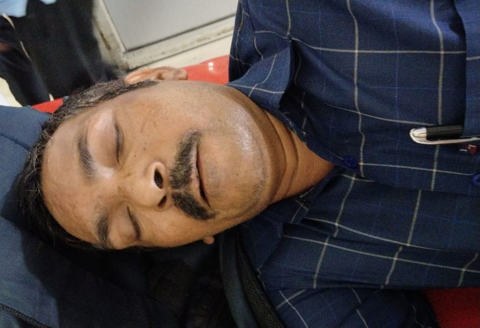गद्दी चौक पर टेंपो के ऊपर पेड़ गिरने से उसमें बैठी युवती की दबकर मौत हो गई। संवाद