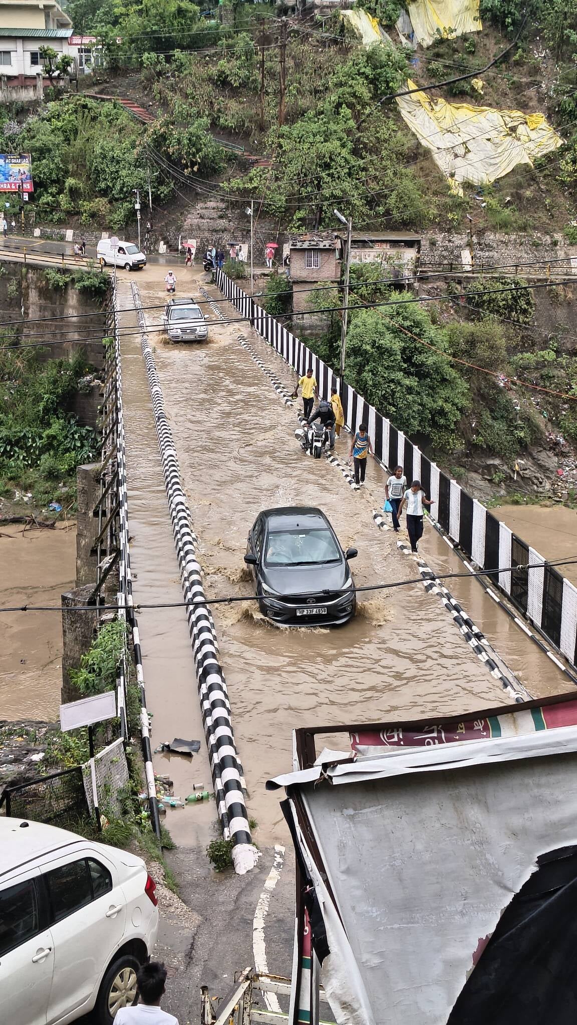 जोनल अस्पताल मंडी के एमसीएच के गायनी वार्ड में गिरी सीलिंग। स्रोत जागरूक पाठक