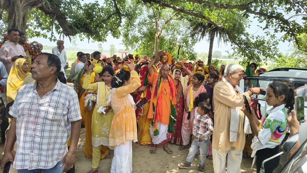 कलश यात्रा में शामिल श्रद्धालु।