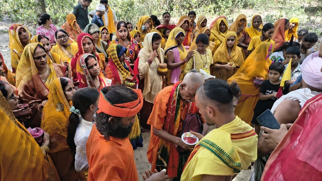 कलश यात्रा में शामिल श्रद्धालु।