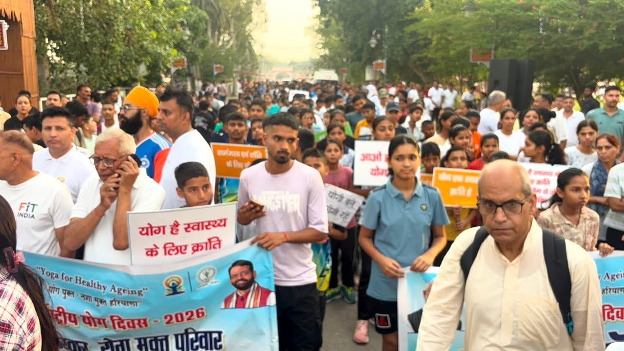 कुरुक्षेत्र। ब्रह्मसरोवर तट पर योगा करते साधक। स्वयं