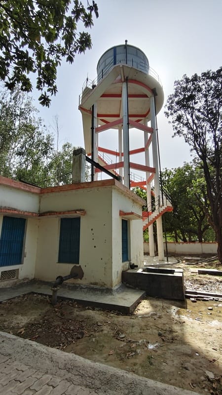कौशाम्बी ब्लाक के मकदूमपुर ढ़ोकसहा गांव में बन कर तैयार पानी की टंकी। संवाद कौशाम्बी ब्लाक के मकदूमपुर ढ़ोकसहा गांव में बन कर तैयार पानी की टंकी। संवाद
