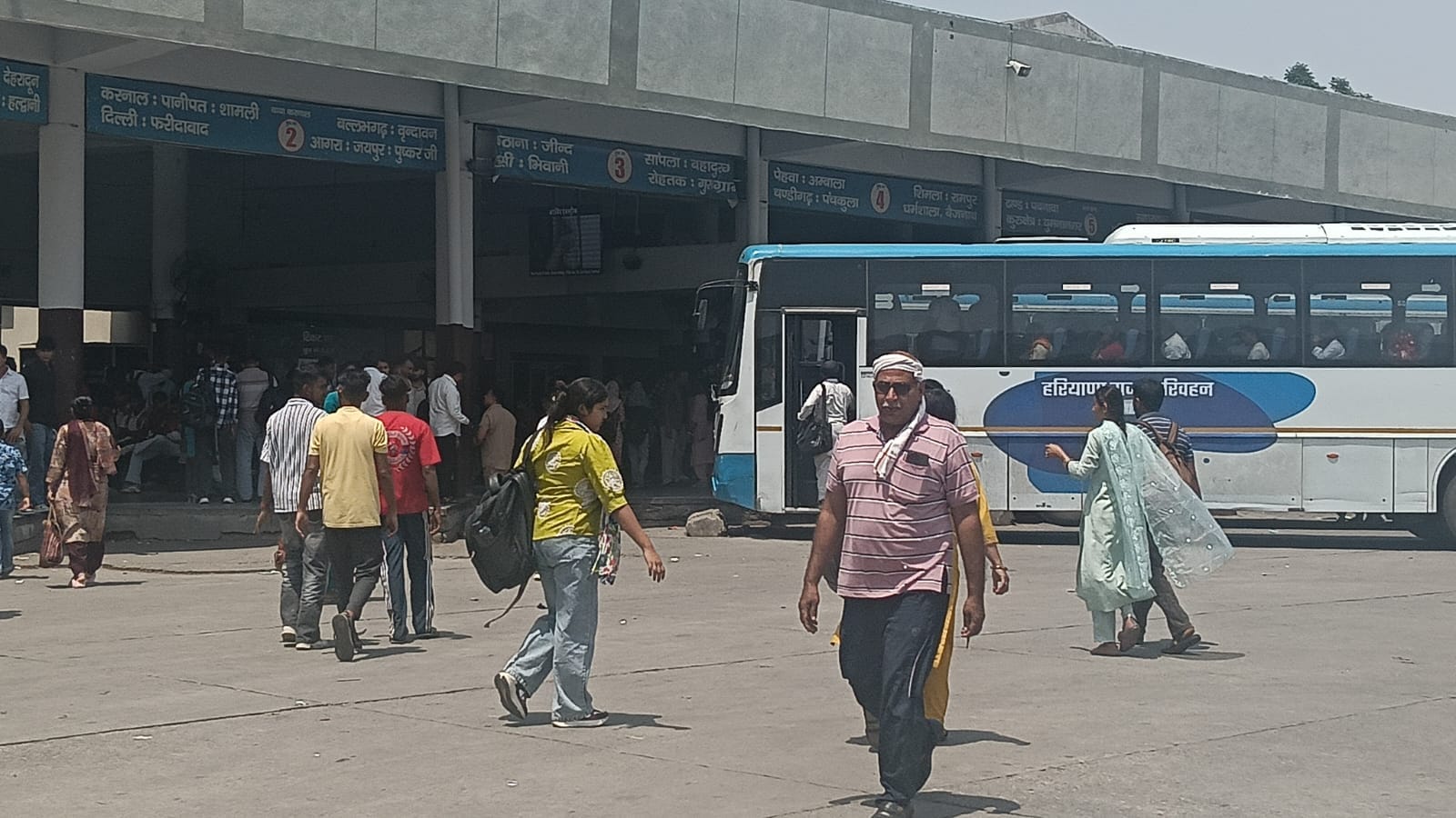 कैथल के नए बस अड्डे पर बसों का इंतजार करते यात्री। संवाद कैथल के नए बस अड्डे पर बसों का इंतजार करते यात्री। संवाद