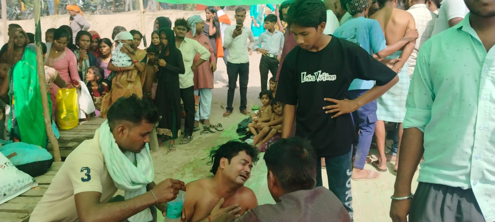 कड़ा के कालेश्वर घाट पर डूबे युवक की तलाश में जुटी जल पुलिस। संवाद कड़ा के कालेश्वर घाट पर डूबे युवक की तलाश में जुटी जल पुलिस। संवाद