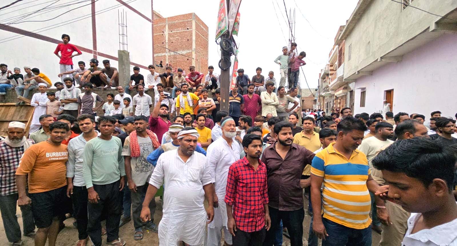 खुर्जा के कबूतर वाली पैंठ स्थित मोमबत्ती के गोदाम में लगी आग को बुझाते दमकल कर्मी। संवाद खुर्जा के कबूतर वाली पैंठ स्थित मोमबत्ती के गोदाम में लगी आग को बुझाते दमकल कर्मी। संवाद