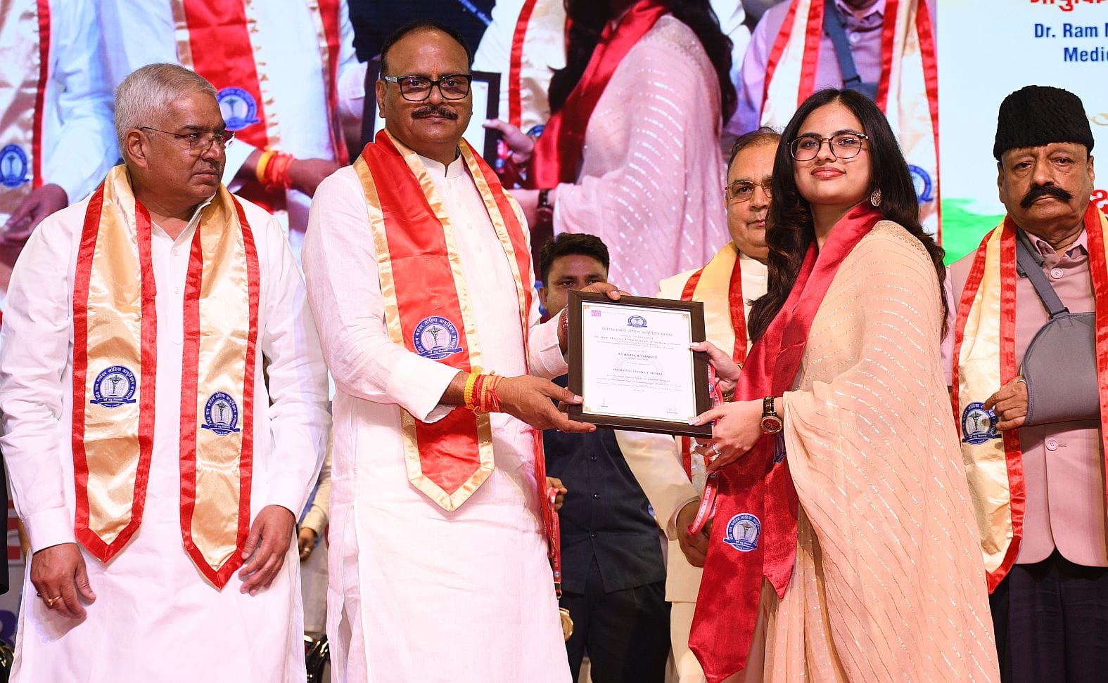 लोहिया आयुर्विज्ञान संस्थान के दीक्षांत समारोह में मेधावियों का हुआ सम्मान। लोहिया आयुर्विज्ञान संस्थान के दीक्षांत समारोह में मेधावियों का हुआ सम्मान।