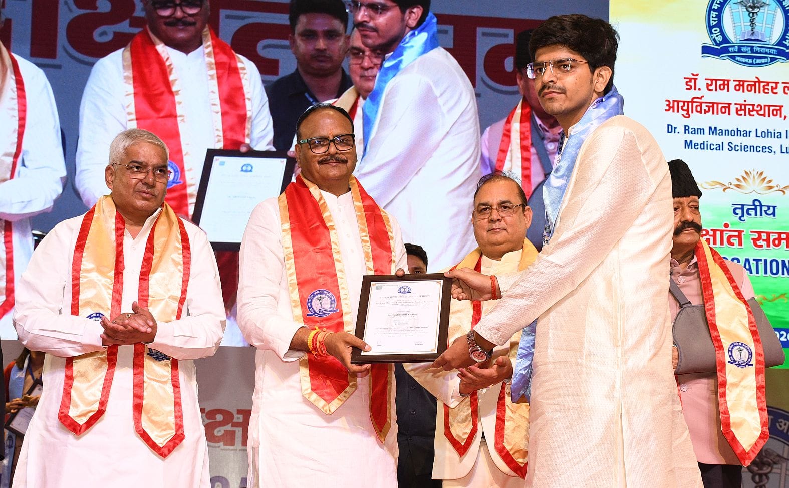 लोहिया आयुर्विज्ञान संस्थान के दीक्षांत समारोह में मेधावियों का हुआ सम्मान। लोहिया आयुर्विज्ञान संस्थान के दीक्षांत समारोह में मेधावियों का हुआ सम्मान।