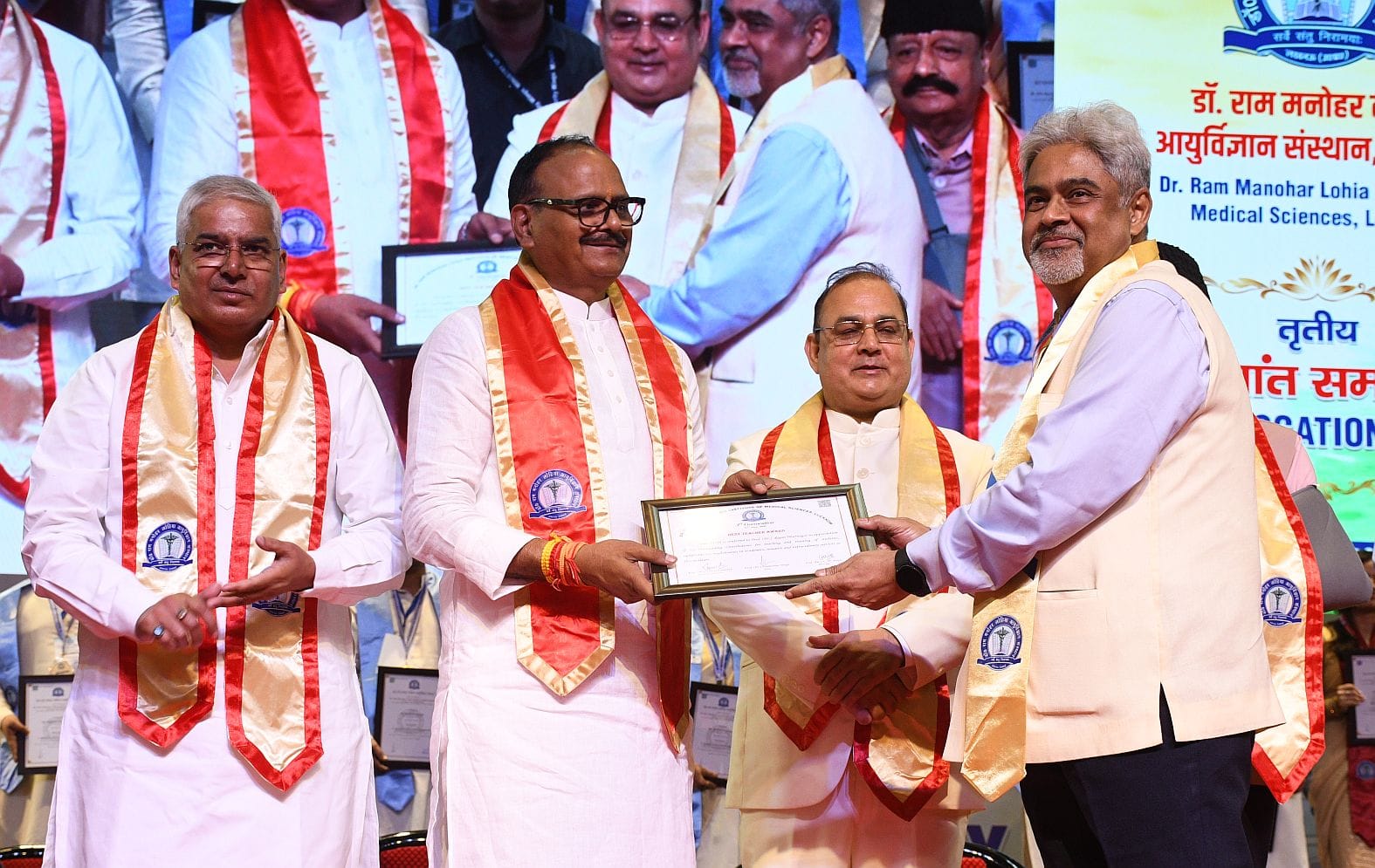 लोहिया आयुर्विज्ञान संस्थान के दीक्षांत समारोह में मेधावियों का हुआ सम्मान। लोहिया आयुर्विज्ञान संस्थान के दीक्षांत समारोह में मेधावियों का हुआ सम्मान।