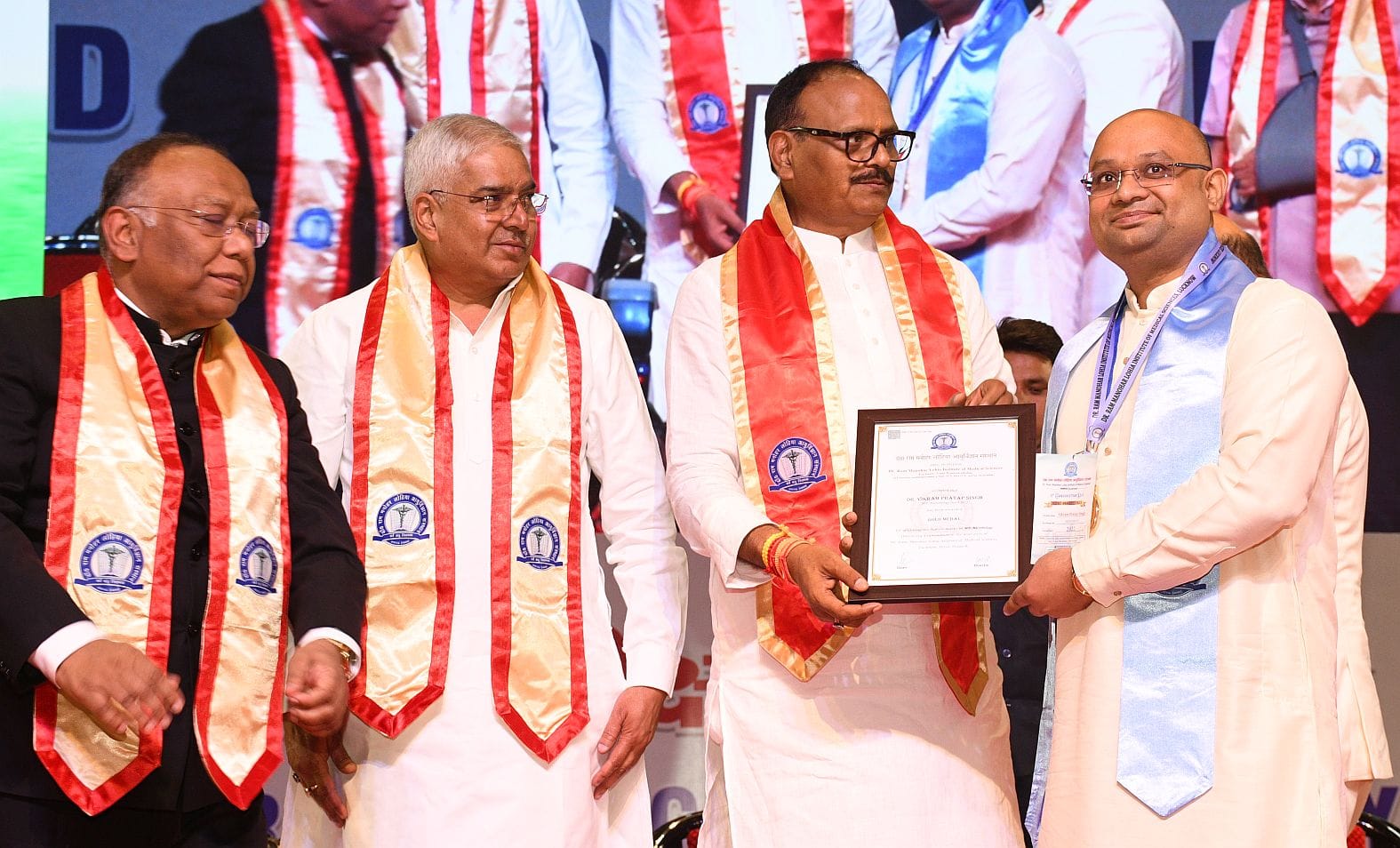 लोहिया आयुर्विज्ञान संस्थान के दीक्षांत समारोह में मेधावियों का हुआ सम्मान। लोहिया आयुर्विज्ञान संस्थान के दीक्षांत समारोह में मेधावियों का हुआ सम्मान।