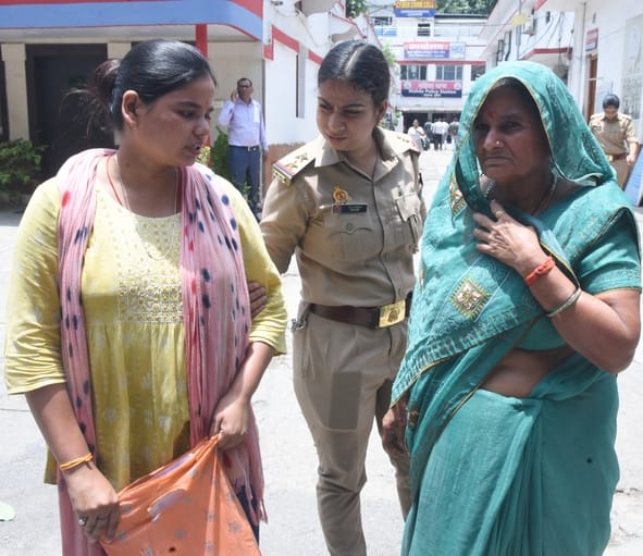 मां-बेटी को आत्मदाह से रोकती पुलिस।
