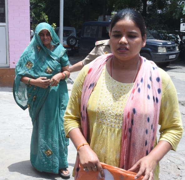 मां-बेटी को आत्मदाह से रोकती पुलिस।