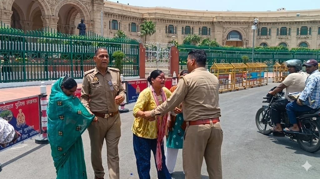 मां-बेटी को आत्मदाह से रोकती पुलिस।