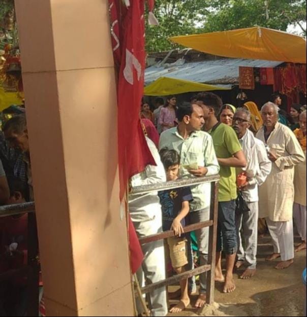 मां विंध्यवासिनी के दर्शन-पूजन के लिए कतारबद्ध श्रद्धालु।- संवाद। मां विंध्यवासिनी के दर्शन-पूजन के लिए कतारबद्ध श्रद्धालु।- संवाद।