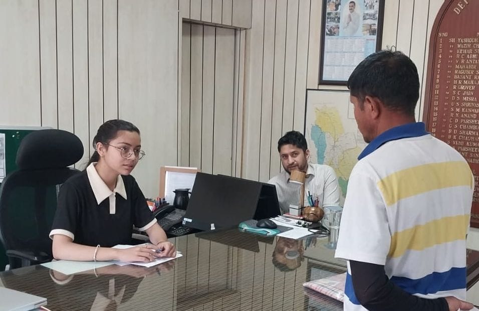 मंडी के पड्डल मैदान में आयोजित पंचायत प्रतिनिधियों के शपथ समारोह के दौरान एक दिन की डीसी बनी अ मंडी के पड्डल मैदान में आयोजित पंचायत प्रतिनिधियों के शपथ समारोह के दौरान एक दिन की डीसी बनी अ