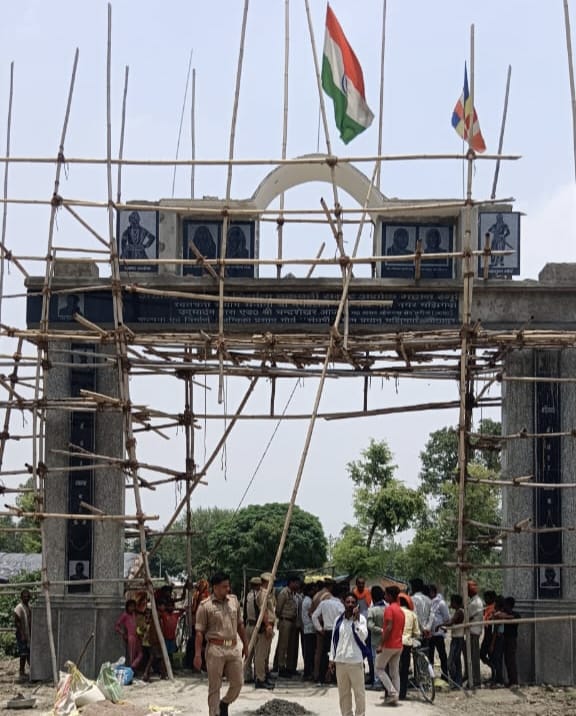 महमूदाबा के मझिगवां में रोका गया स्मृति द्वार का निर्माण व विरोध में तहसील में धरने पर बैठे भीम महमूदाबा के मझिगवां में रोका गया स्मृति द्वार का निर्माण व विरोध में तहसील में धरने पर बैठे भीम
