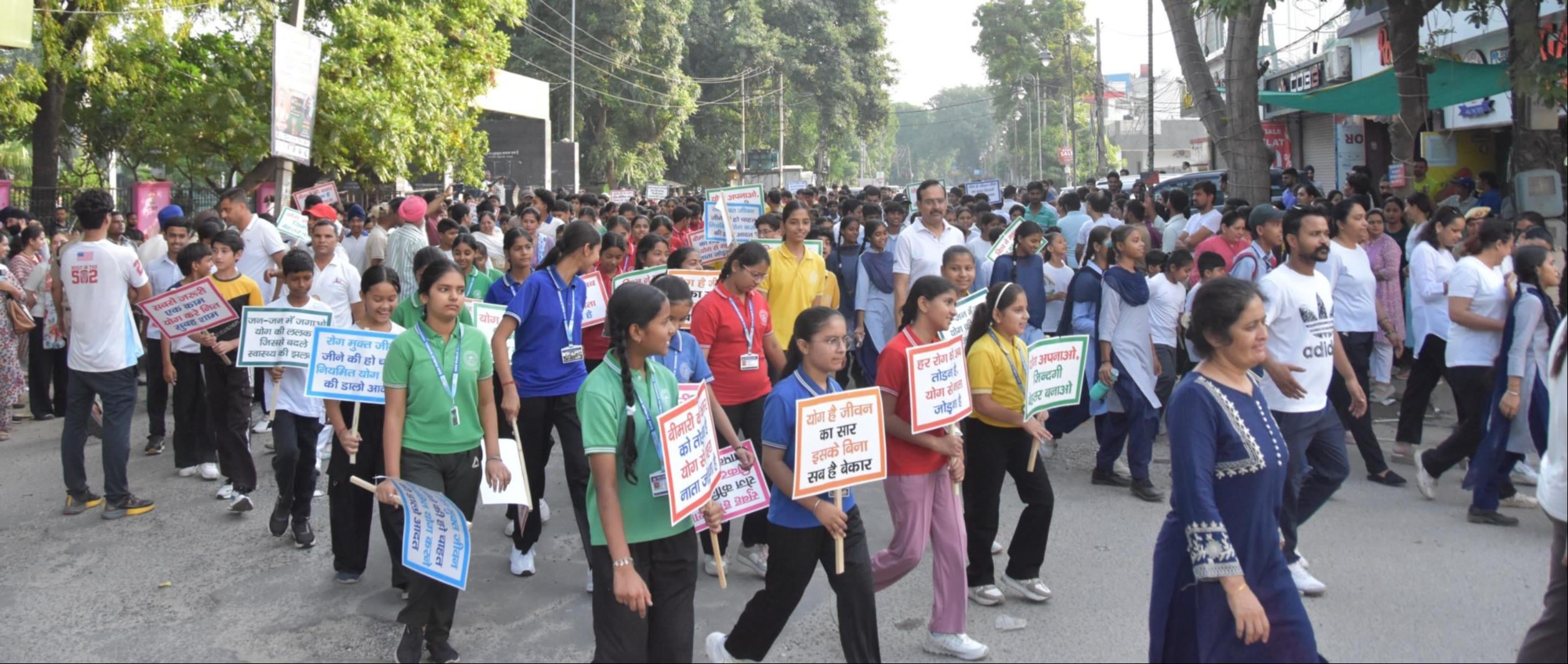मैराथन को हरी झंडी दिखाकर रवाना करते विधायक। प्रवक्ता मैराथन को हरी झंडी दिखाकर रवाना करते विधायक। प्रवक्ता