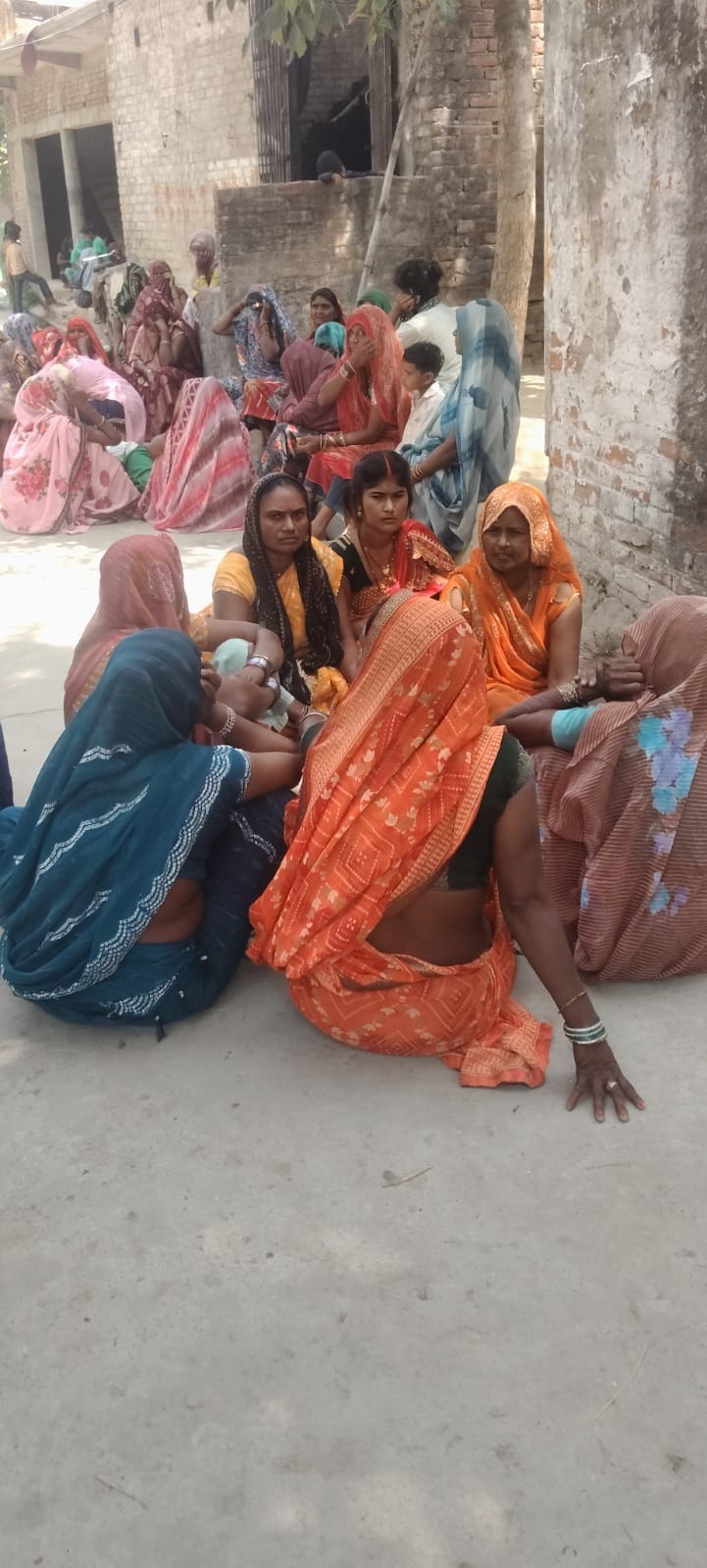 मृतक बुधराम की फाइल फोटो वी घर पर जुटी महिलाओं की भीड़ -संवाद मृतक बुधराम की फाइल फोटो वी घर पर जुटी महिलाओं की भीड़ -संवाद