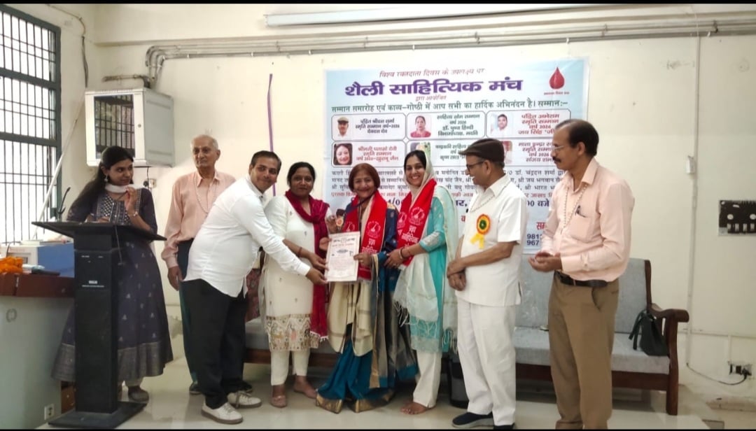 मधु गोयल को सम्मानित करते साहित्य सभा कैथल के सदस्य।