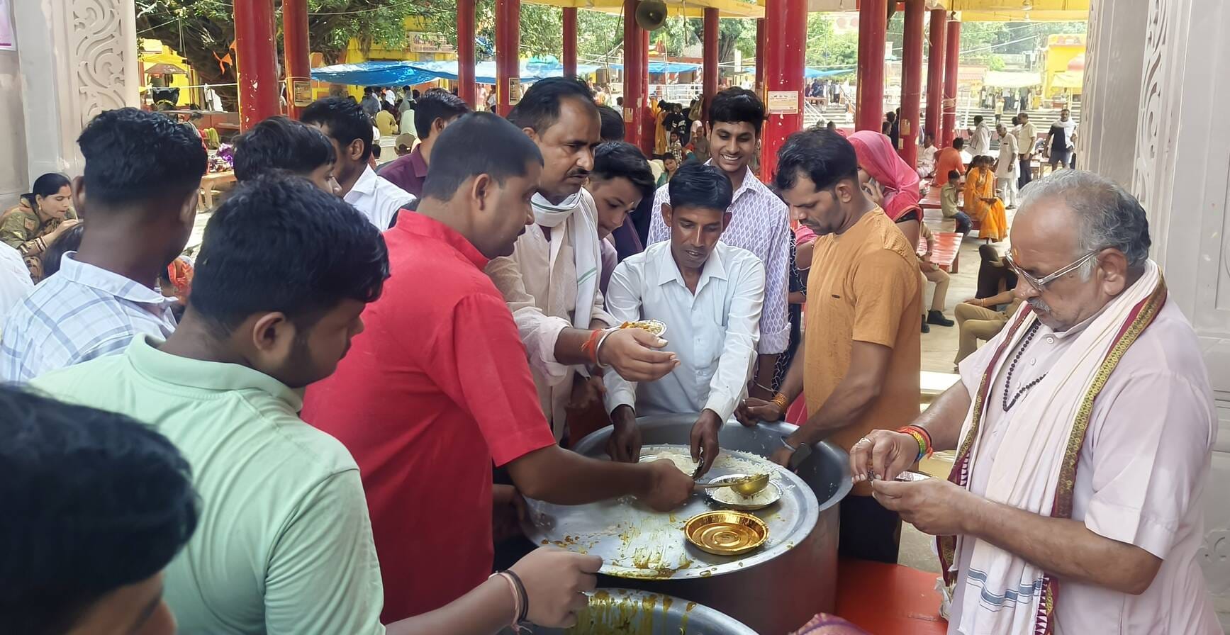 नैमिषारण्य चक्रतीर्थ परिसर में भंडारे में प्रसाद बांटते संत और लहरपुर में प्रसाद बांटते श्रद्धा नैमिषारण्य चक्रतीर्थ परिसर में भंडारे में प्रसाद बांटते संत और लहरपुर में प्रसाद बांटते श्रद्धा