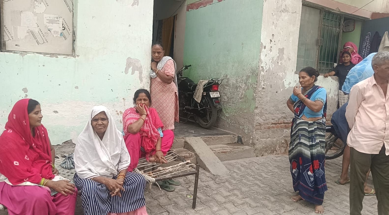 पिलखुवा की आसरा आवासीय कॉलोनी में सीमा की हत्या होने के बाद कालोनी में जांच करने पहुंचे पुलिसकर पिलखुवा की आसरा आवासीय कॉलोनी में सीमा की हत्या होने के बाद कालोनी में जांच करने पहुंचे पुलिसकर