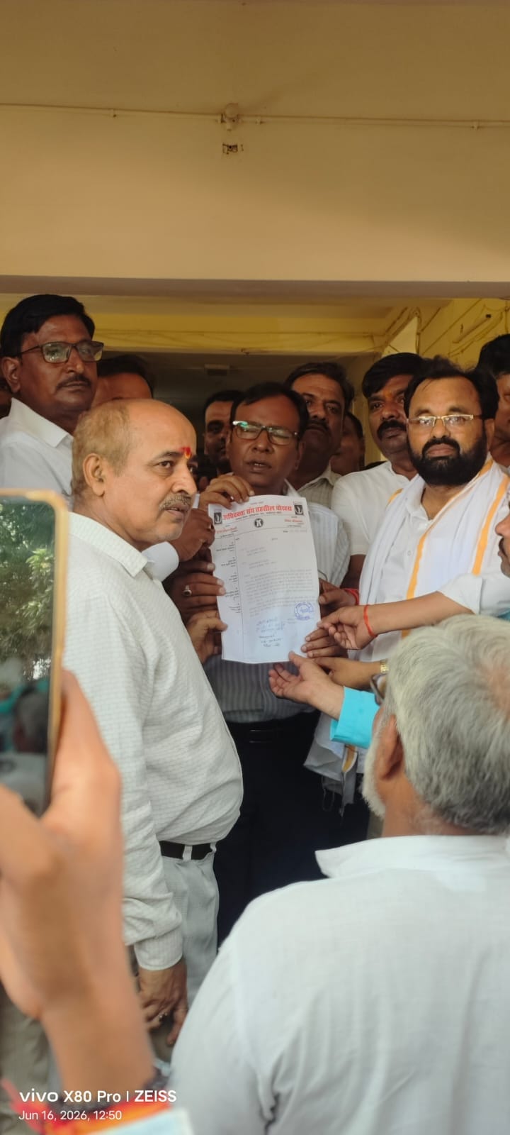 पलिया सब रजिस्ट्रार कार्यालय में ज्ञापन देते वकील, स्टांप विक्रेता और लेखक। स्रोत: बार पलिया सब रजिस्ट्रार कार्यालय में ज्ञापन देते वकील, स्टांप विक्रेता और लेखक। स्रोत: बार