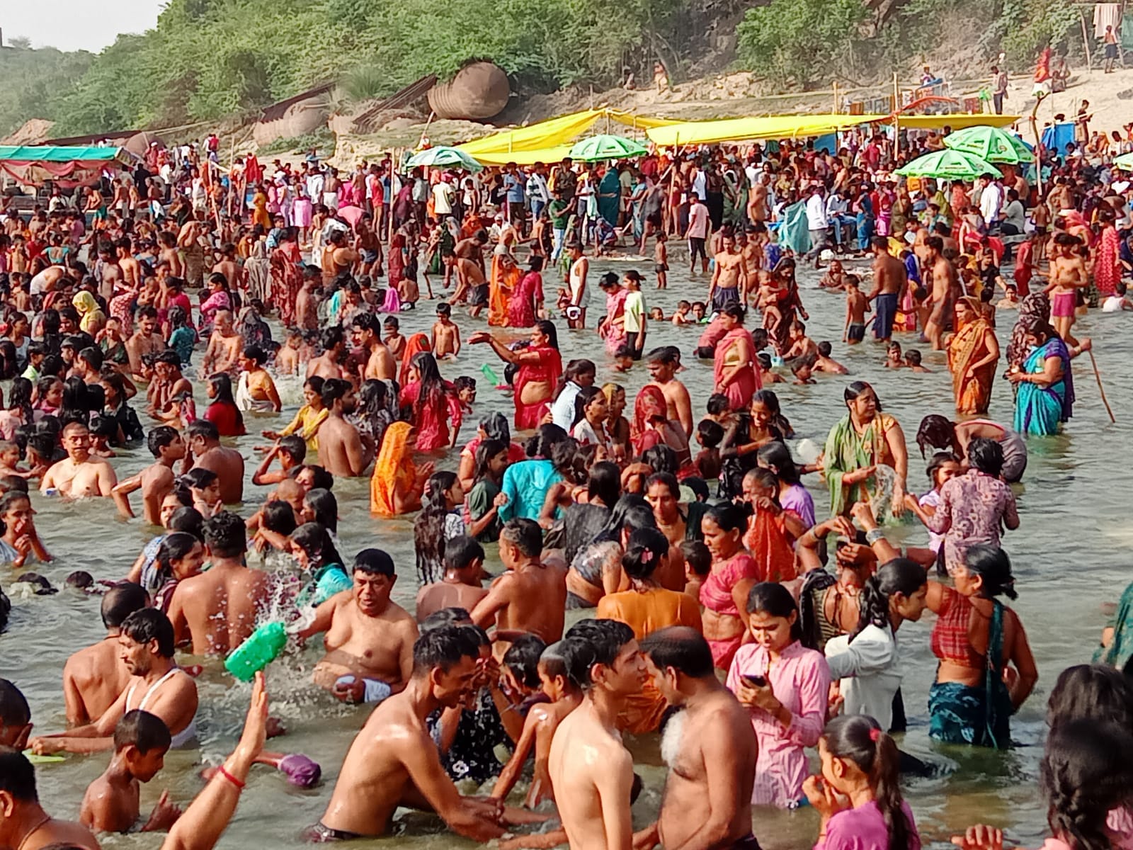 पुरूषोत्तम मास के आखिरी दिन कड़ा के कालेश्वर घाट पर गंगा स्नान करते श्रद्वालु। संवाद पुरूषोत्तम मास के आखिरी दिन कड़ा के कालेश्वर घाट पर गंगा स्नान करते श्रद्वालु। संवाद