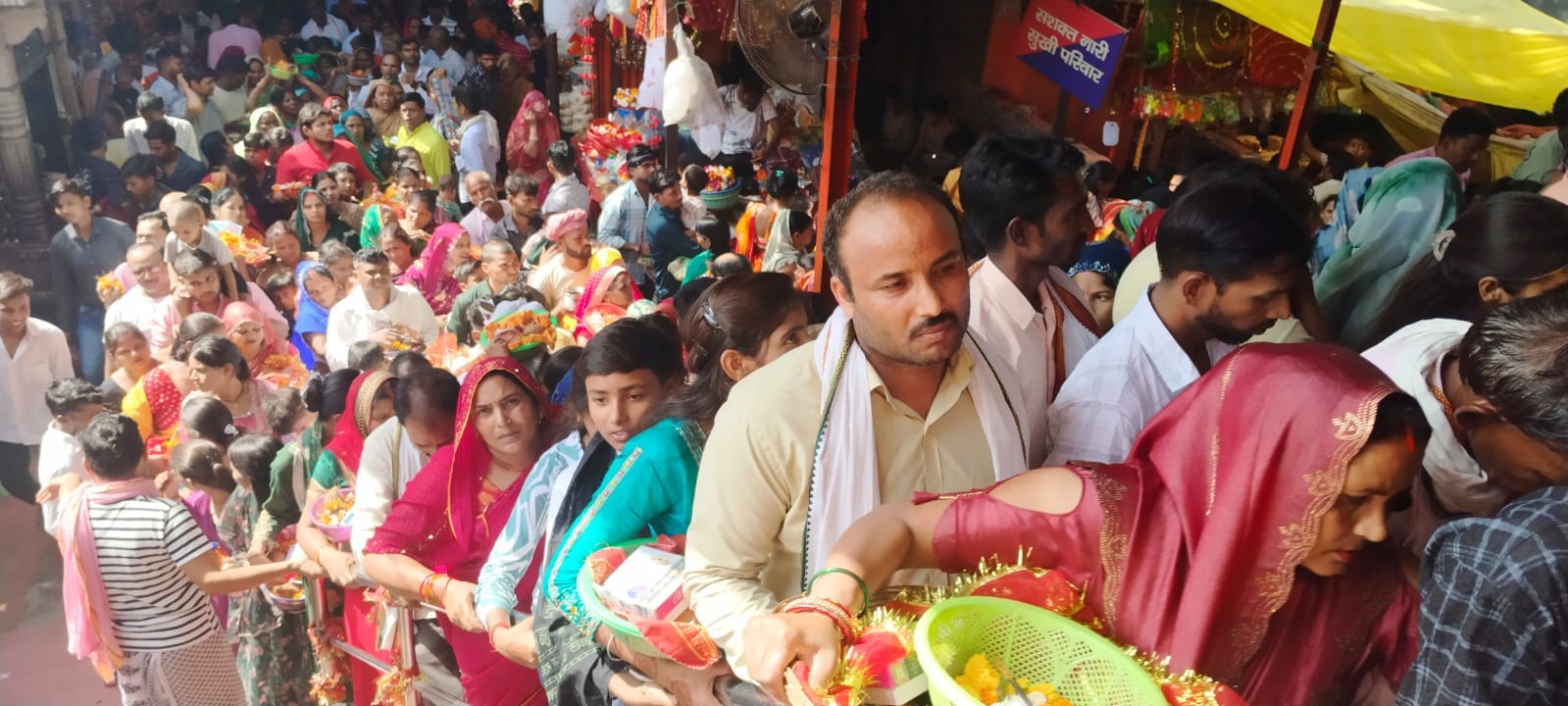 पुरूषोत्तम मास के आखिरी दिन कड़ा के कालेश्वर घाट पर गंगा स्नान करते श्रद्वालु। संवाद पुरूषोत्तम मास के आखिरी दिन कड़ा के कालेश्वर घाट पर गंगा स्नान करते श्रद्वालु। संवाद