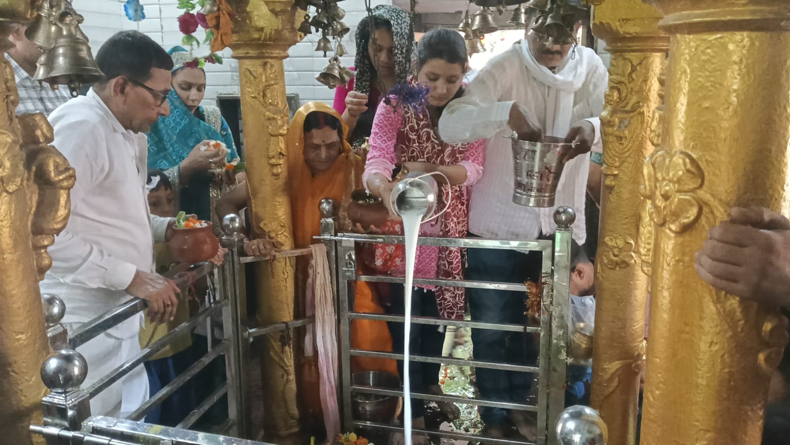 प्राचीन गौरीशंकर धाम चंदापुर में जलाभिषेक करने को कतार में खड़े श्रद्धालु। संवाद प्राचीन गौरीशंकर धाम चंदापुर में जलाभिषेक करने को कतार में खड़े श्रद्धालु। संवाद