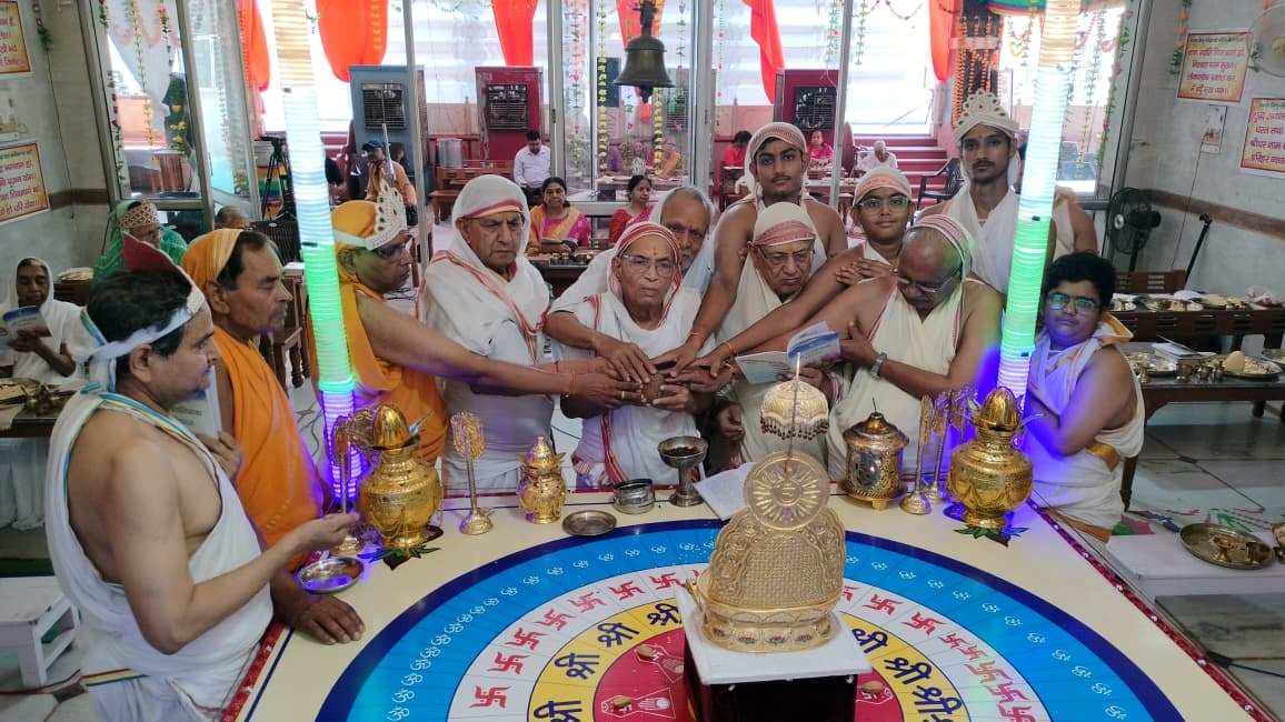 प्राचीन दिगंबर जैन बड़े मंदिर में पूजा अर्चना करते श्रद्धालु स्रोत संवाद प्राचीन दिगंबर जैन बड़े मंदिर में पूजा अर्चना करते श्रद्धालु स्रोत संवाद