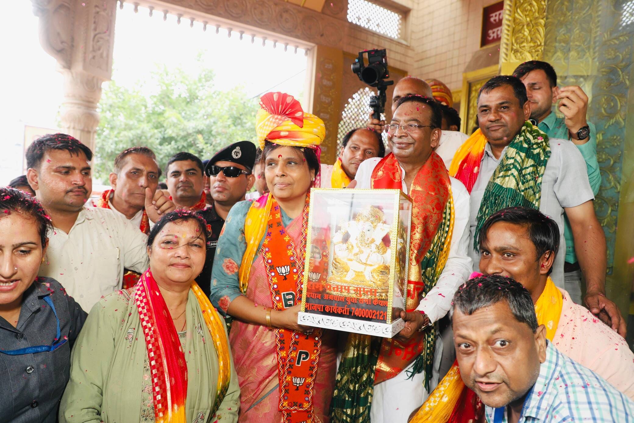 प्रदेश अध्यक्ष अर्चना गुप्ता का स्वागत करते समाज के लोग। स्वयं