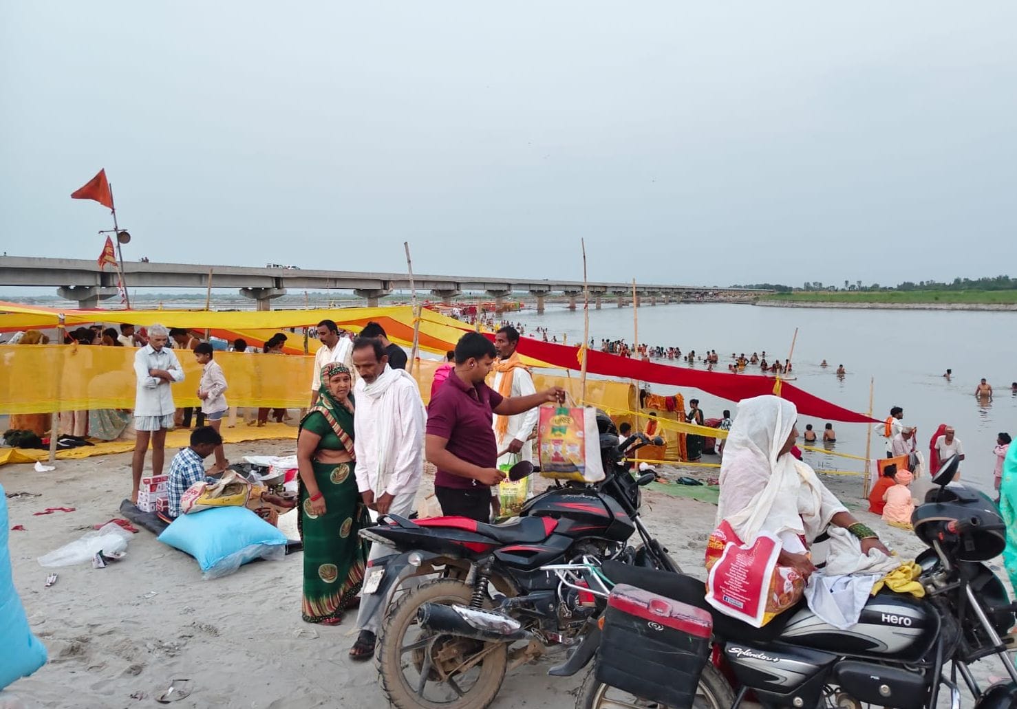 पुवायां में पन्नघाट पर भंडारे में  प्रसाद ग्रहण करते लोग। स्रोत : जागरुक पाठक