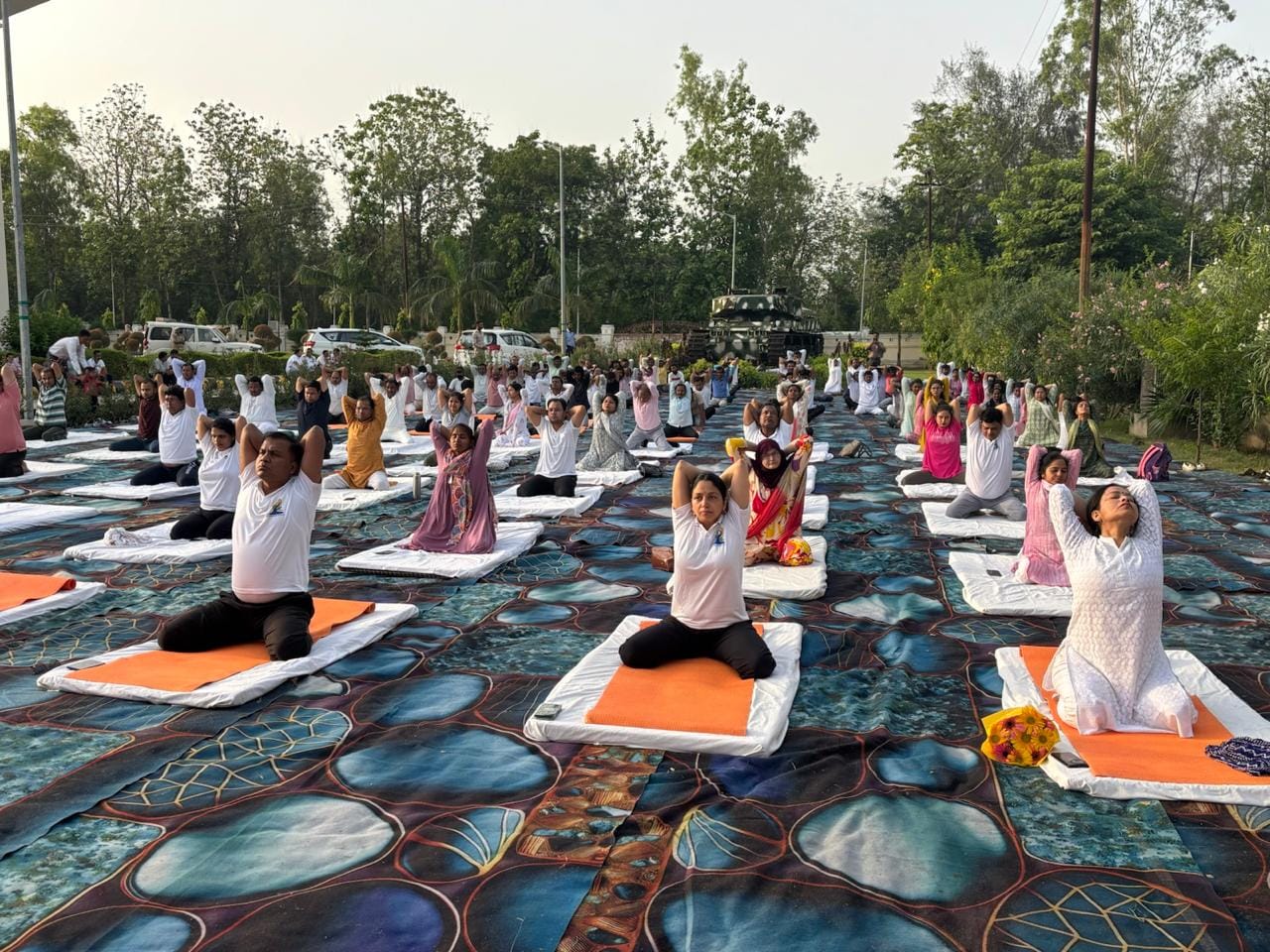 पुवायां में योग करते लोग। संवाद पुवायां में योग करते लोग। संवाद