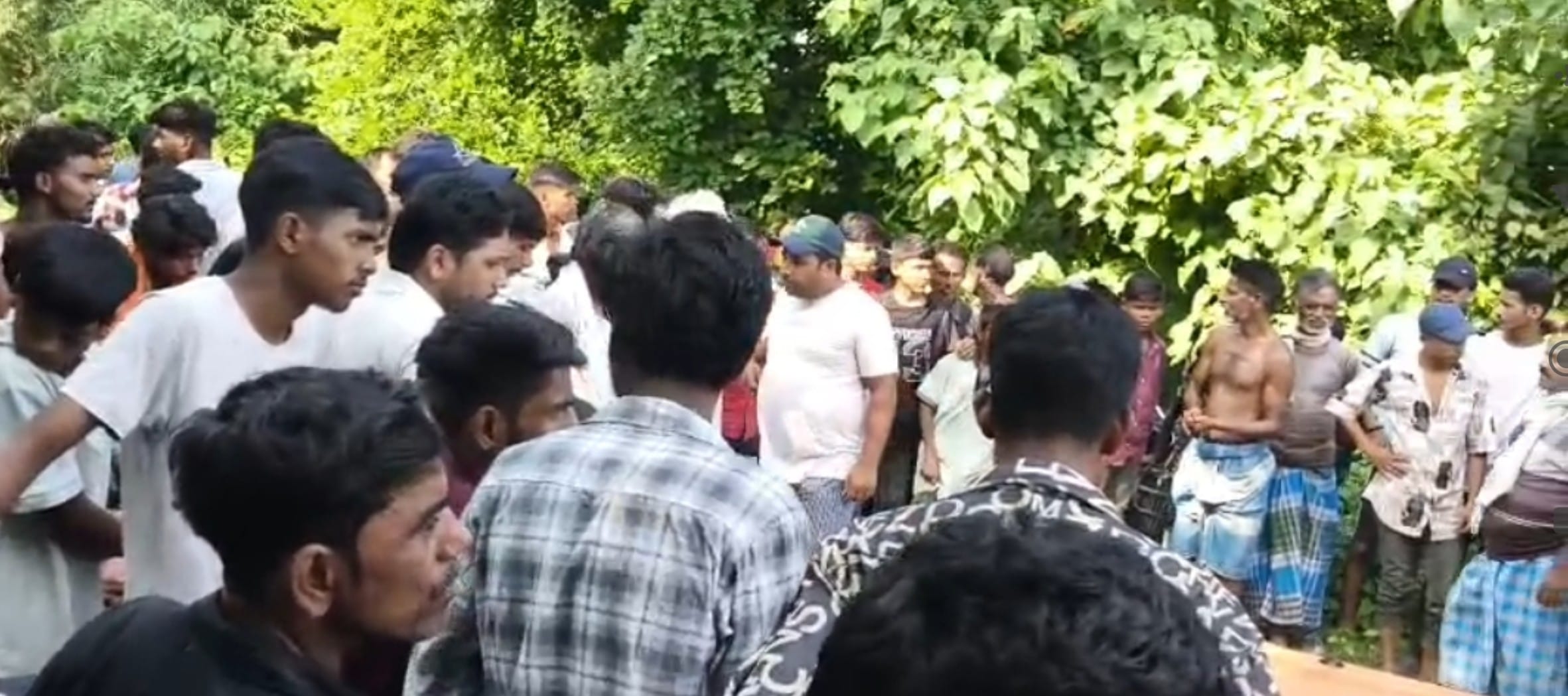 सिधुआ सुखपुरा रेगुलेटर मुख्य पश्चिमी गंडक नहर में डूबे युवक की खेज बीन करती एसडीआरएफ टीम।स्रोत- सिधुआ सुखपुरा रेगुलेटर मुख्य पश्चिमी गंडक नहर में डूबे युवक की खेज बीन करती एसडीआरएफ टीम।स्रोत-