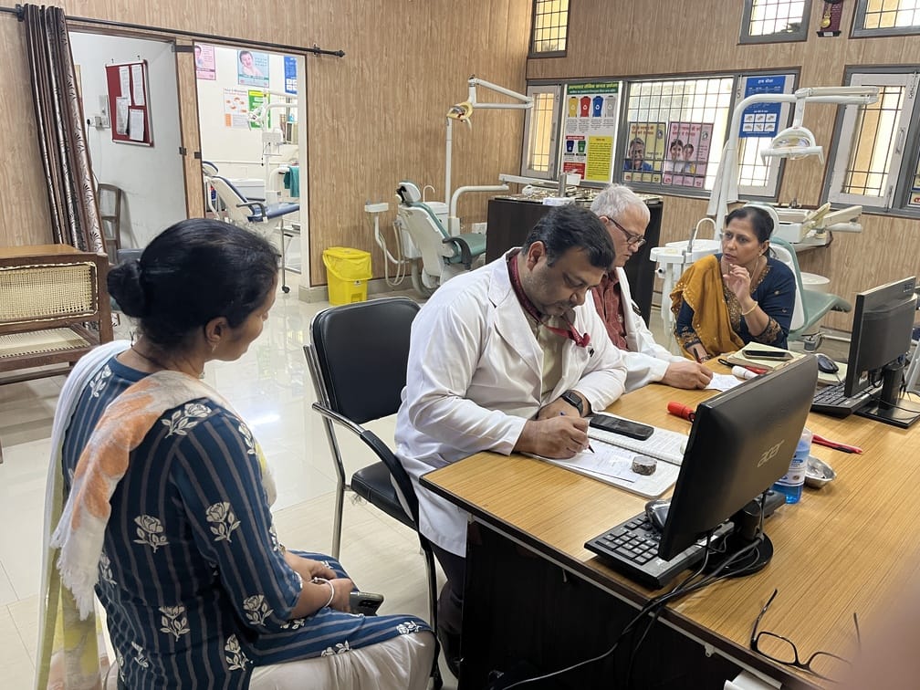 सिविल अस्पताल में ओपीडी में मरीजों को देखते दांतों के डॉक्टर। संवाद सिविल अस्पताल में ओपीडी में मरीजों को देखते दांतों के डॉक्टर। संवाद