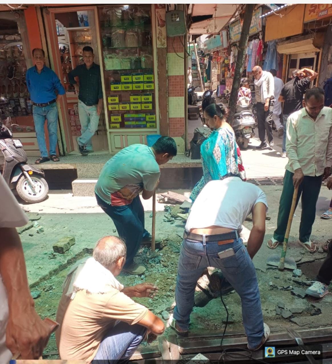 शहर की एक कालोनी में जांच करती विभाग की टीम। विभाग शहर की एक कालोनी में जांच करती विभाग की टीम। विभाग