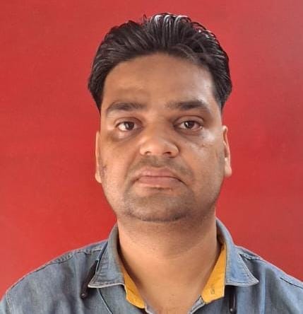 शहर के यशवंतरी देवी मार्ग पर खंभे पर फैला तारों का मकड़जाल। संवाद