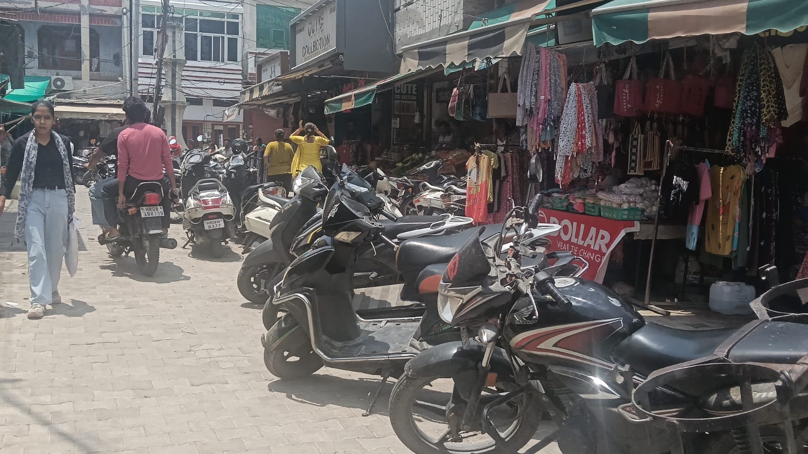 तलाई बाजार में सवारी बैठाने के लिए आई ई-रिक्शा से लगा जाम। संवाद