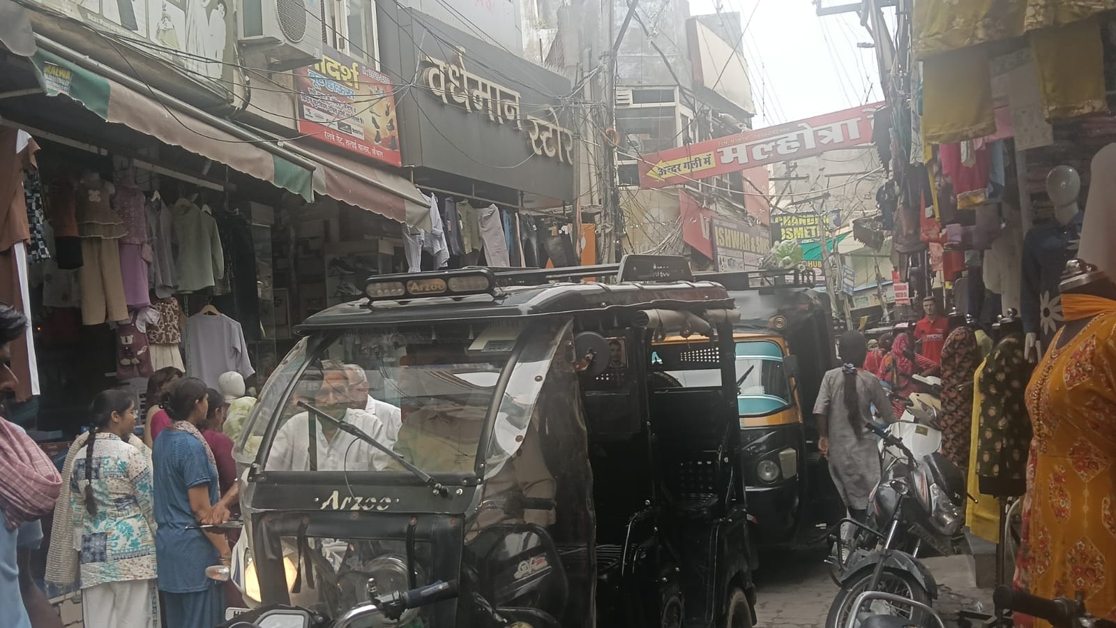 तलाई बाजार में सवारी बैठाने के लिए आई ई-रिक्शा से लगा जाम। संवाद