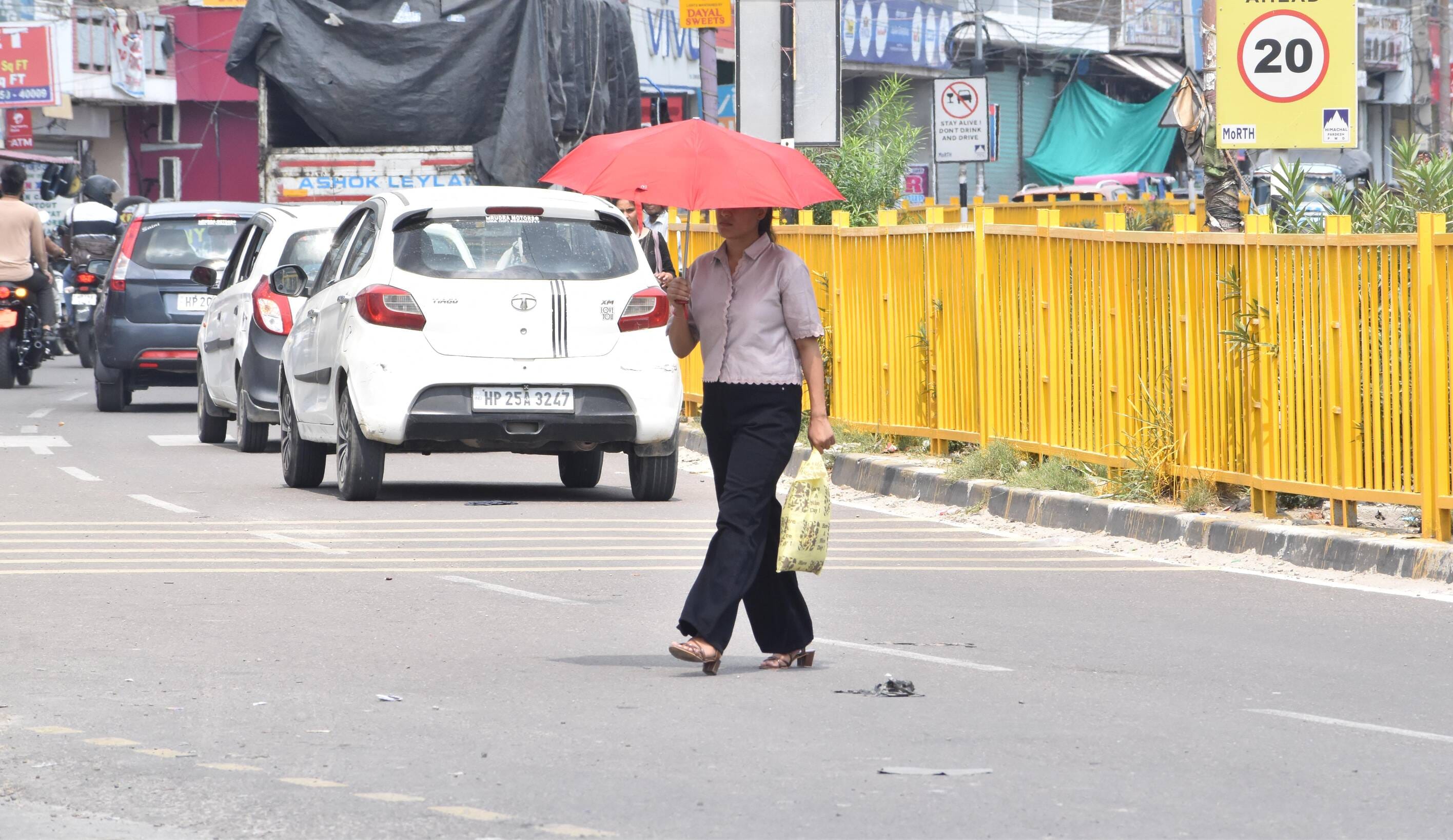 ऊना में दोपहर के समय छाए बादलों के चलते सुहावने मौसम के बीच चहलकदमी करती युवतियां।संवाद ऊना में दोपहर के समय छाए बादलों के चलते सुहावने मौसम के बीच चहलकदमी करती युवतियां।संवाद