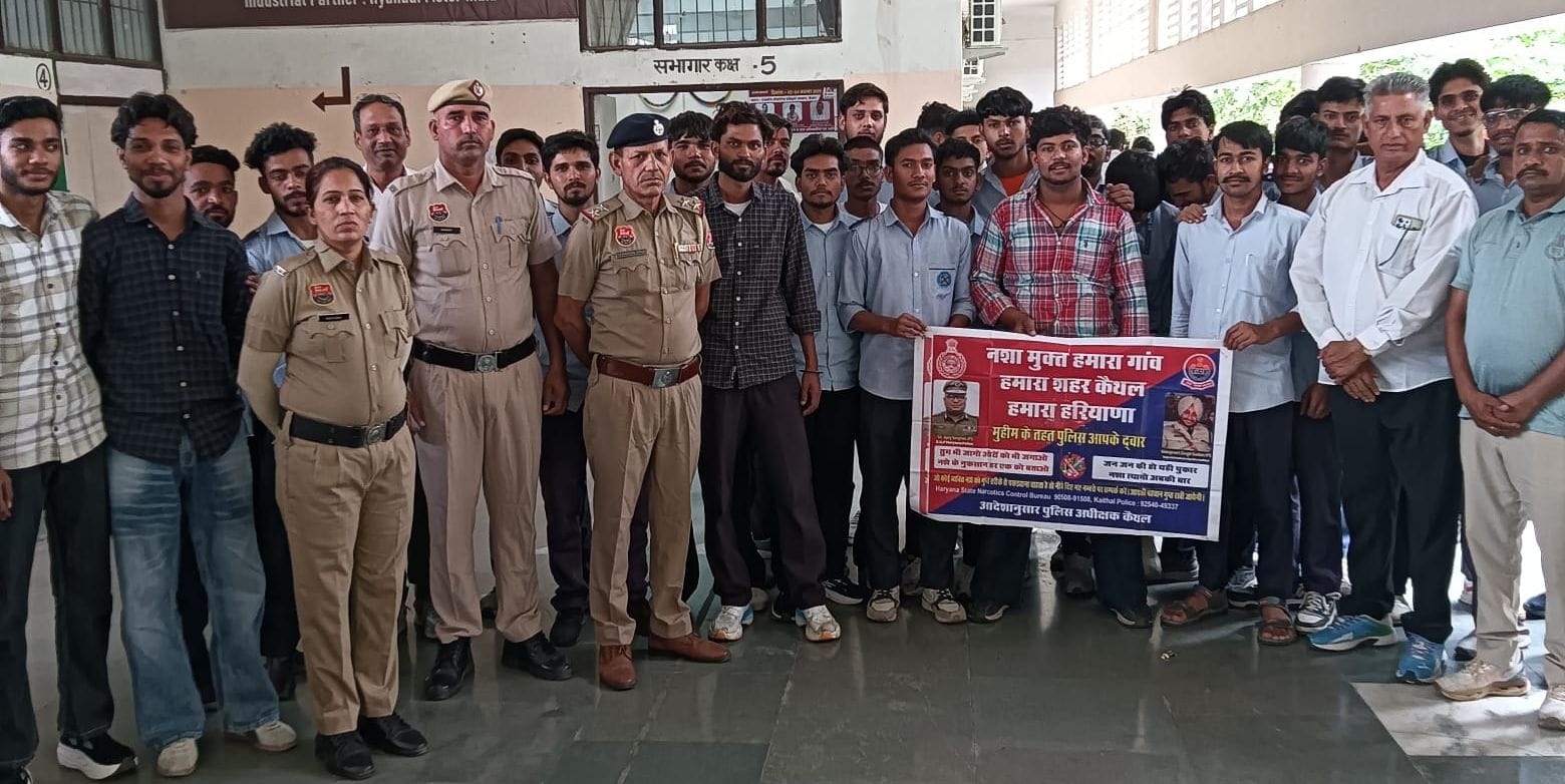 विद्यार्थियों को नशा ना करने बारे जागरूक करती टीम। प्रवक्