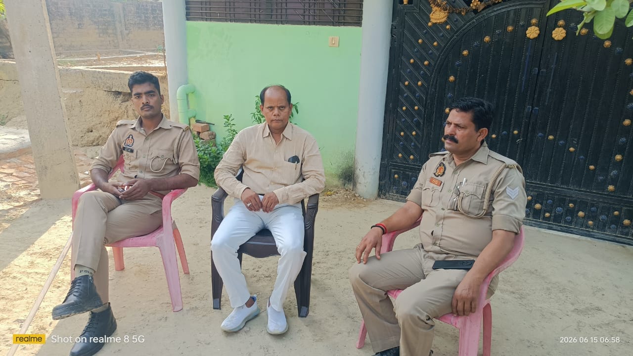 विधायक पल्लवी पटेल को रोकने के लिए खड़ी पुलिस। पाठक विधायक पल्लवी पटेल को रोकने के लिए खड़ी पुलिस। पाठक