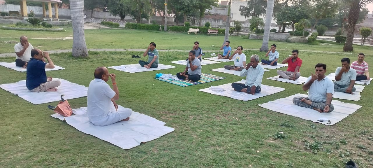 योग कक्षा के दौरान पंतजलि सदस्यों को योग करवाते हुए योग शिक्षक ईश्वर सिंगला। योग कक्षा के दौरान पंतजलि सदस्यों को योग करवाते हुए योग शिक्षक ईश्वर सिंगला।