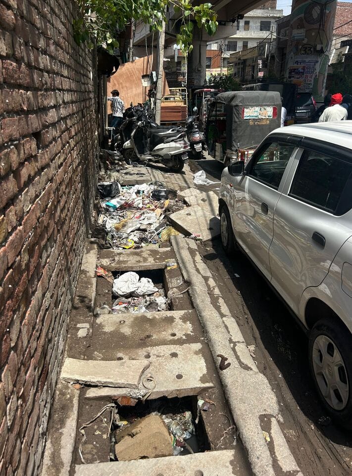 10-रोहतक के गोहाना रोड पर खुला व गंदी से भरा नाला। संवाद 10-रोहतक के गोहाना रोड पर खुला व गंदी से भरा नाला। संवाद