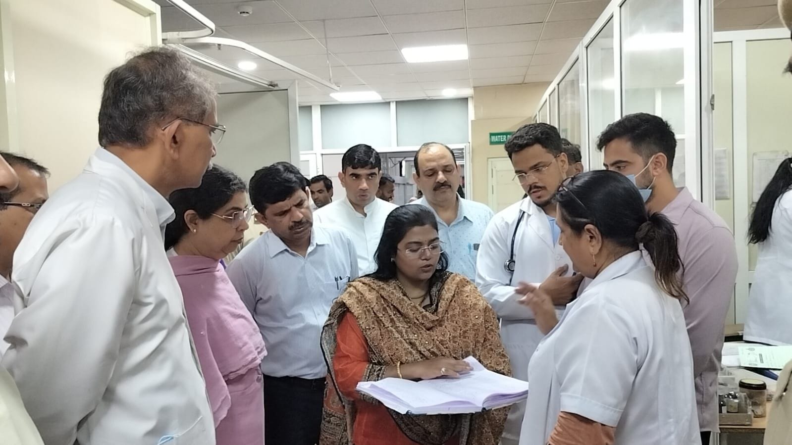 16जेएनडी13: डीसी डॉ. वैशाली शर्मा के हीमोग्लोबिन की जांच के लिए सैंपल लेते हुए एलटी। संवाद