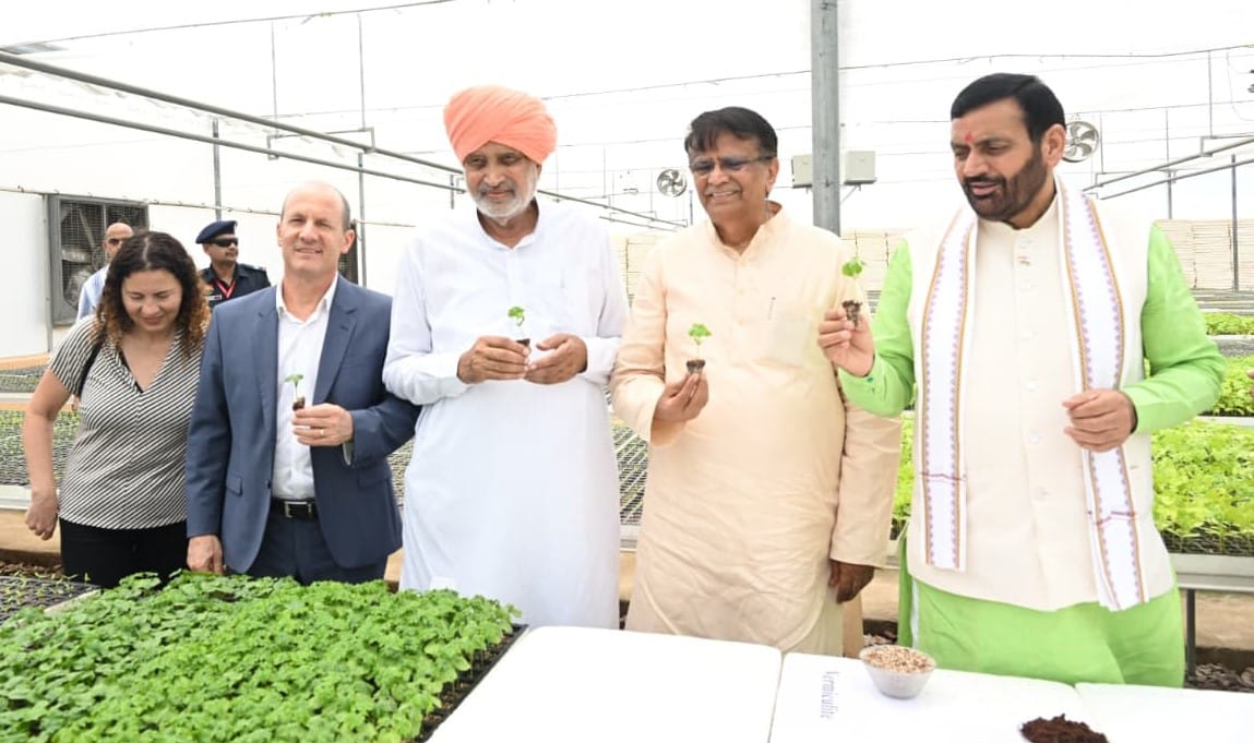 17jjrp18- मुख्यमंत्री नायब सिंह सैनी गांव मुनीमपुर में नवनिर्मित पुष्प संवर्धन एवं बीज उत्पादन 